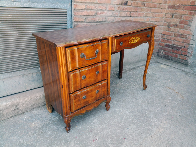 mesa escritorio madera con cajonera (faltan 2 tiradores) 77.5x113.3x45 2u